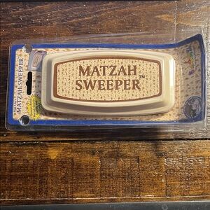 Matzah Sweeper sweeps away matzah crumbs quickly & easily brand new